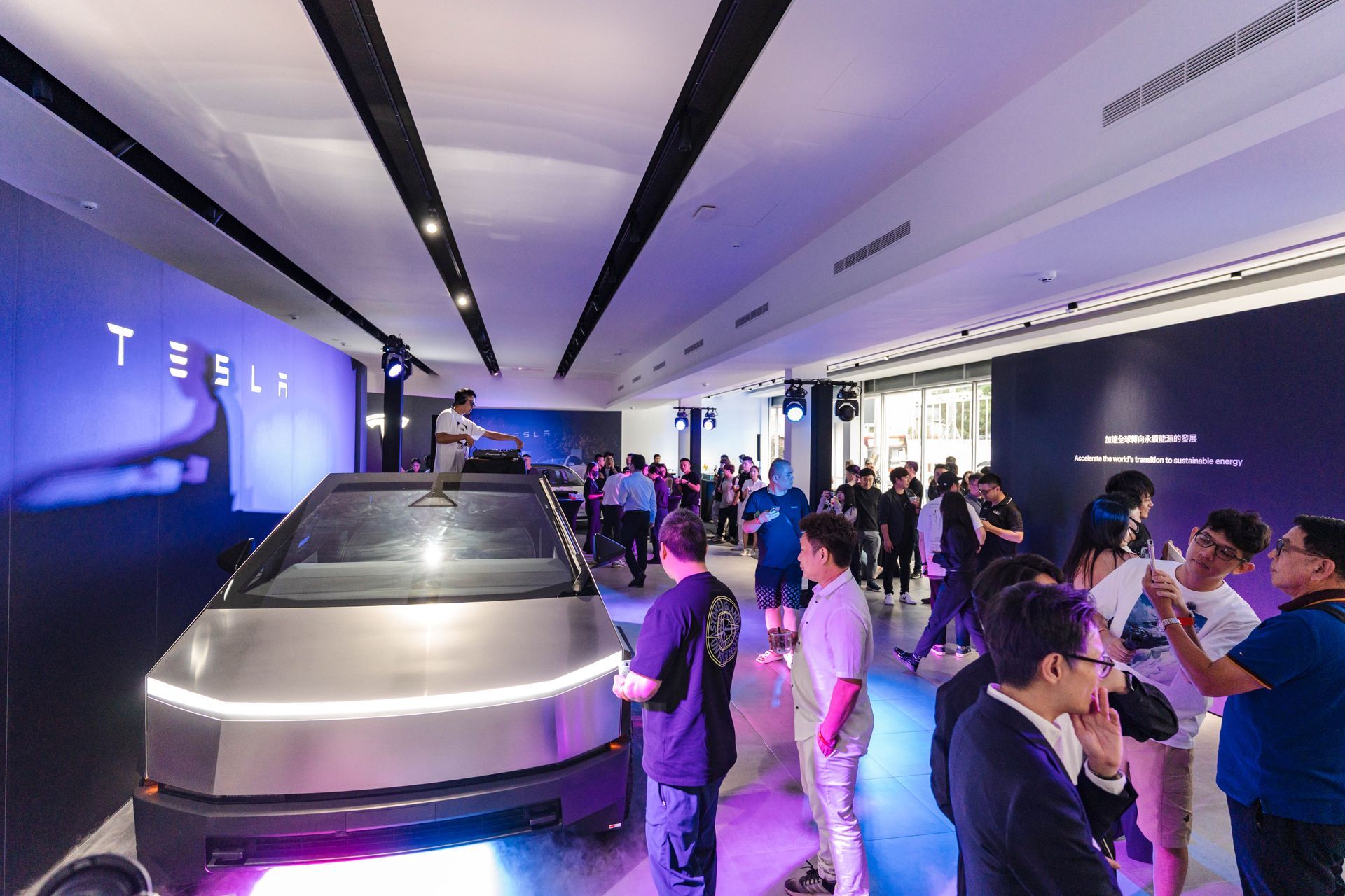 2025 特斯拉Model Y交車