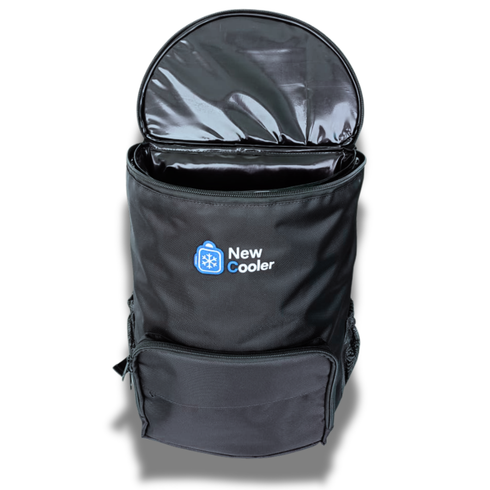 Mochila térmica preta com tampa aberta, logotipo 
