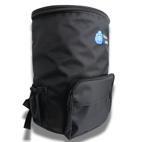 Bolsa térmica preta com zíper na parte superior, bolso lateral e logotipo.