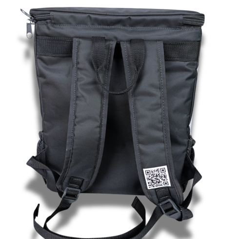 Mochila preta com alças ajustáveis, fecho de zíper e etiqueta com QR code.