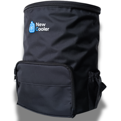 Mochila térmica preta com bolso frontal e bolso lateral de malha, logo 