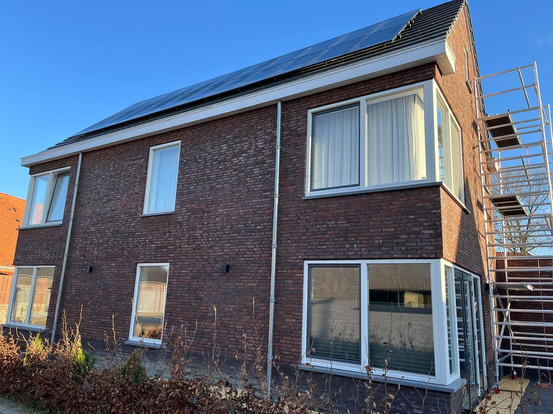 alle buiten kozijnen van wit naar een antraciet kleur geschilderd