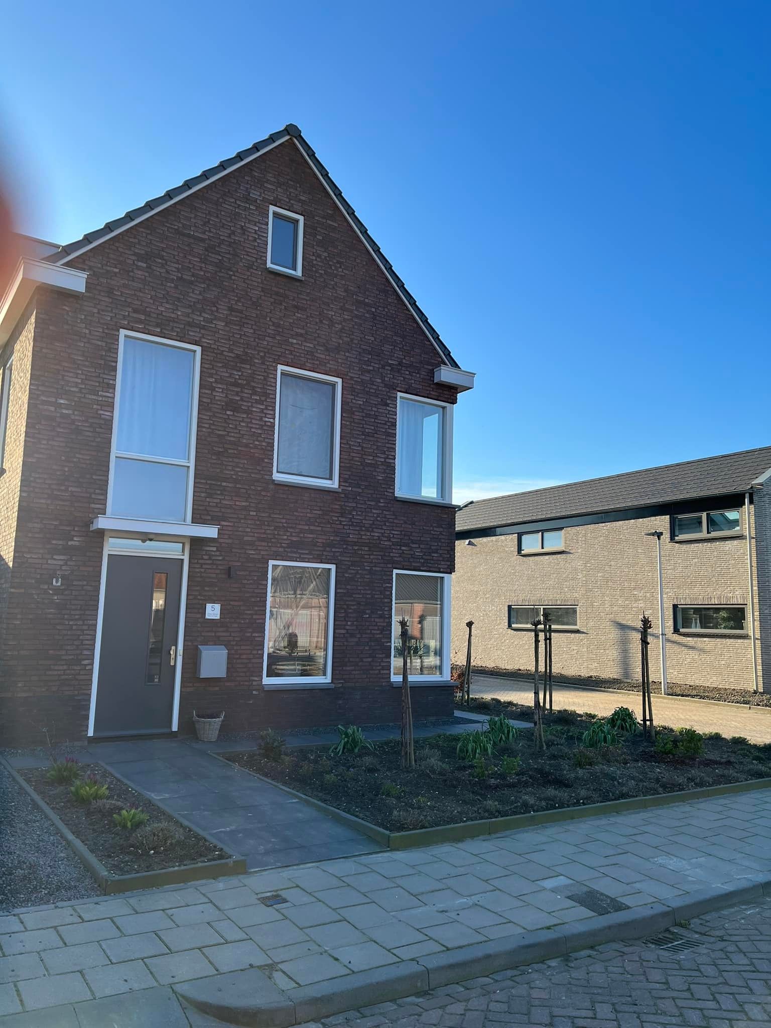 alle buiten kozijnen van wit naar een antraciet kleur geschilderd