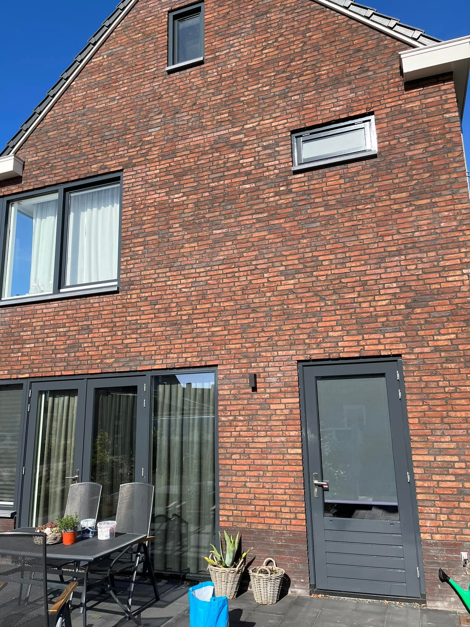 alle buiten kozijnen van wit naar een antraciet kleur geschilderd