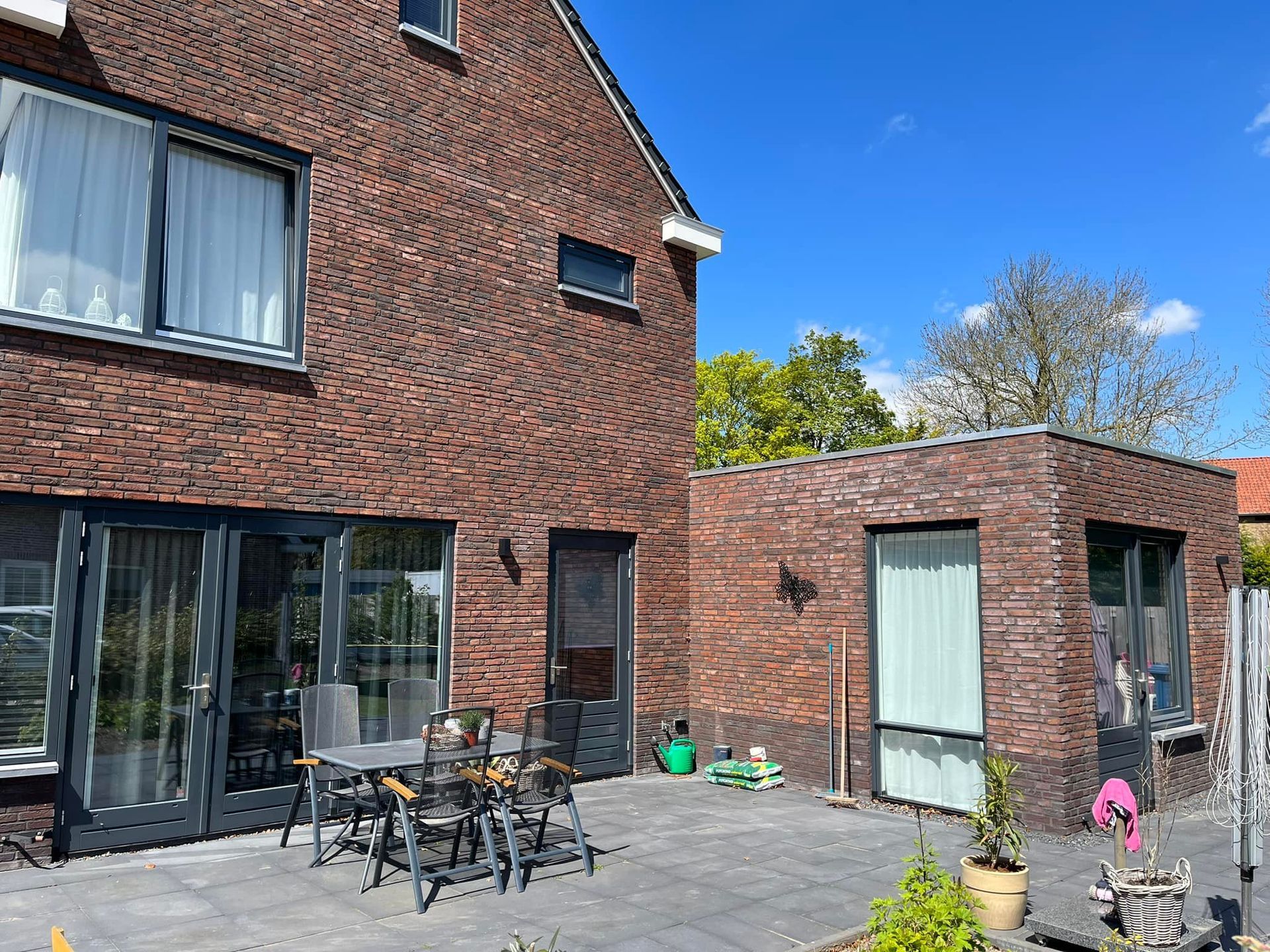 alle buiten kozijnen van wit naar een antraciet kleur geschilderd