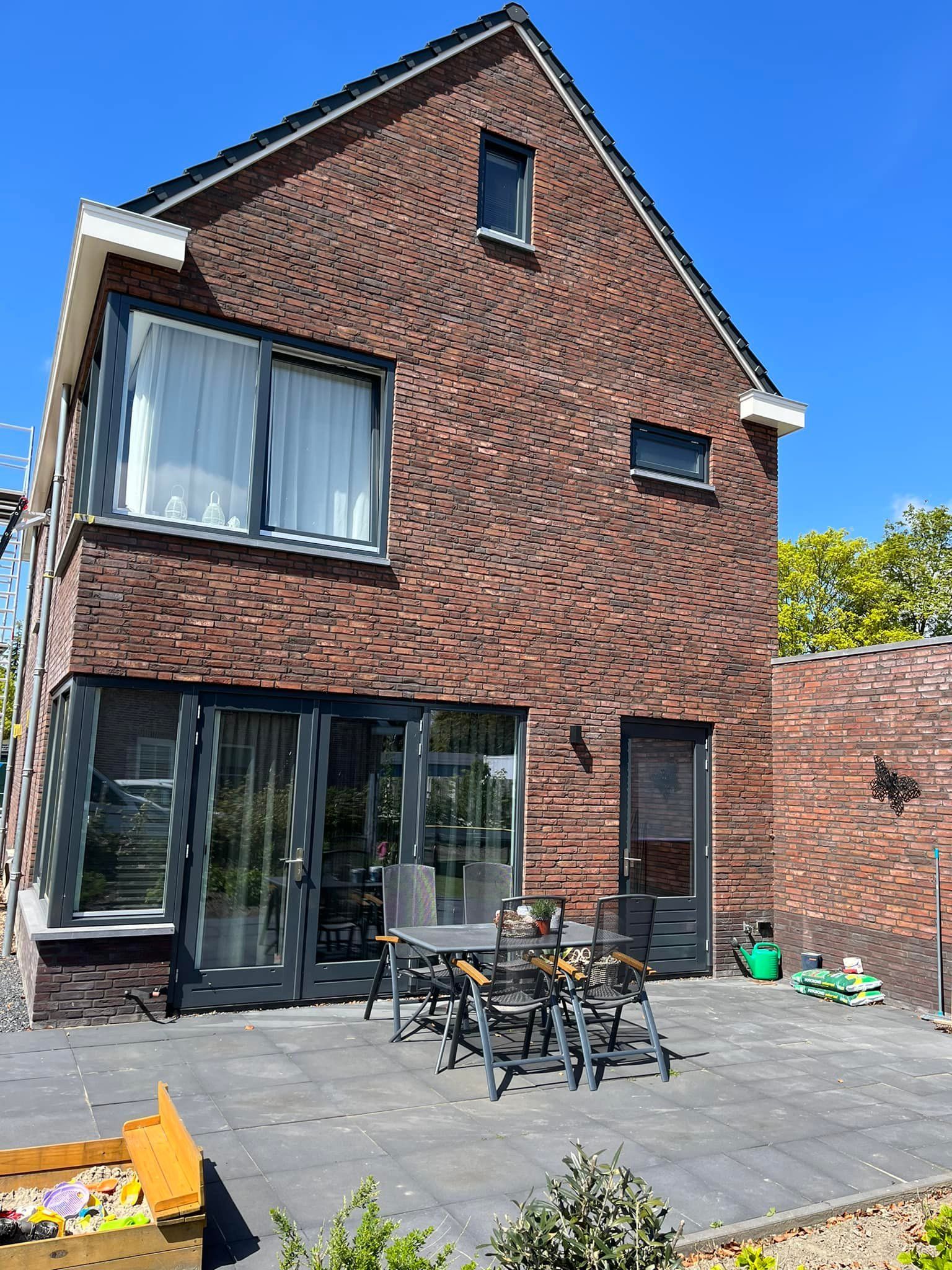 alle buiten kozijnen van wit naar een antraciet kleur geschilderd