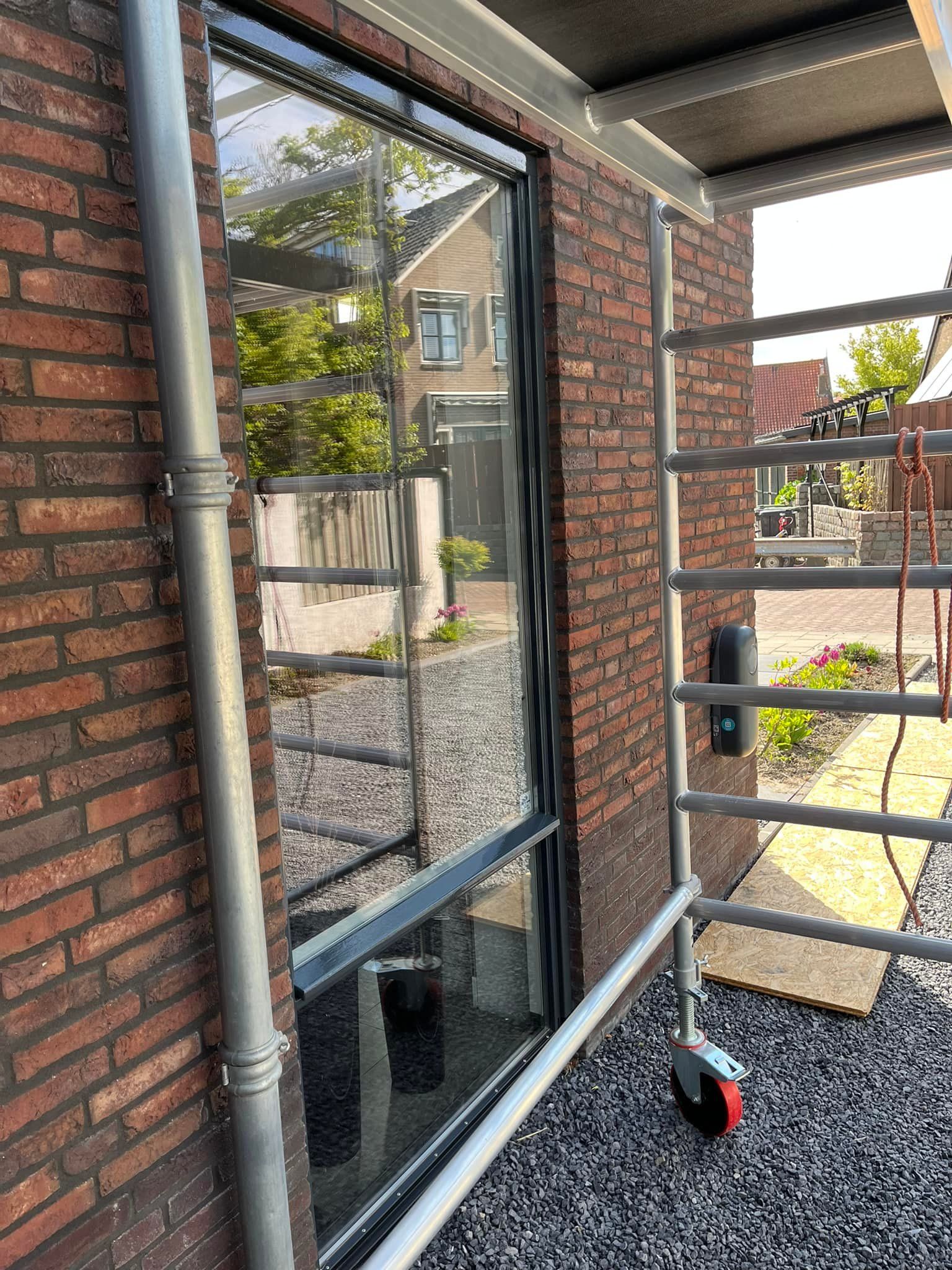 alle buiten kozijnen van wit naar een antraciet kleur geschilderd