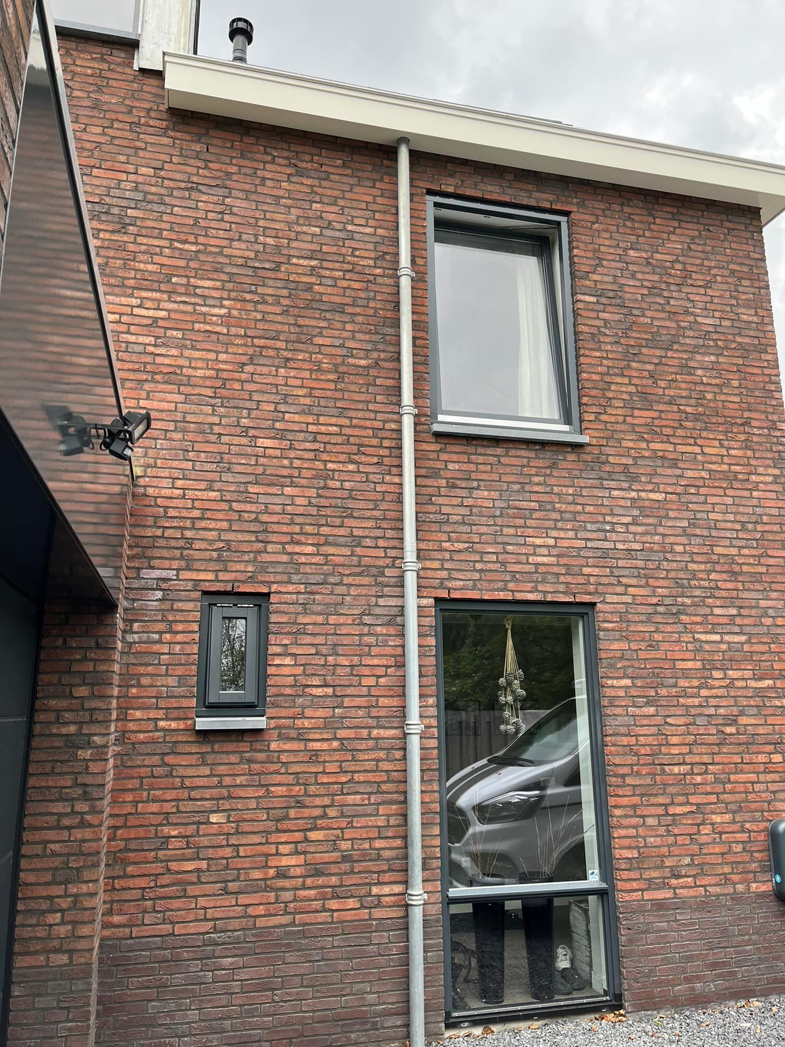 alle buiten kozijnen van wit naar een antraciet kleur geschilderd