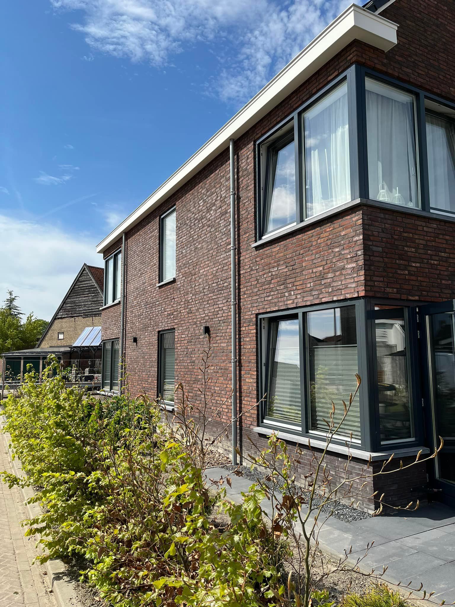 alle buiten kozijnen van wit naar een antraciet kleur geschilderd