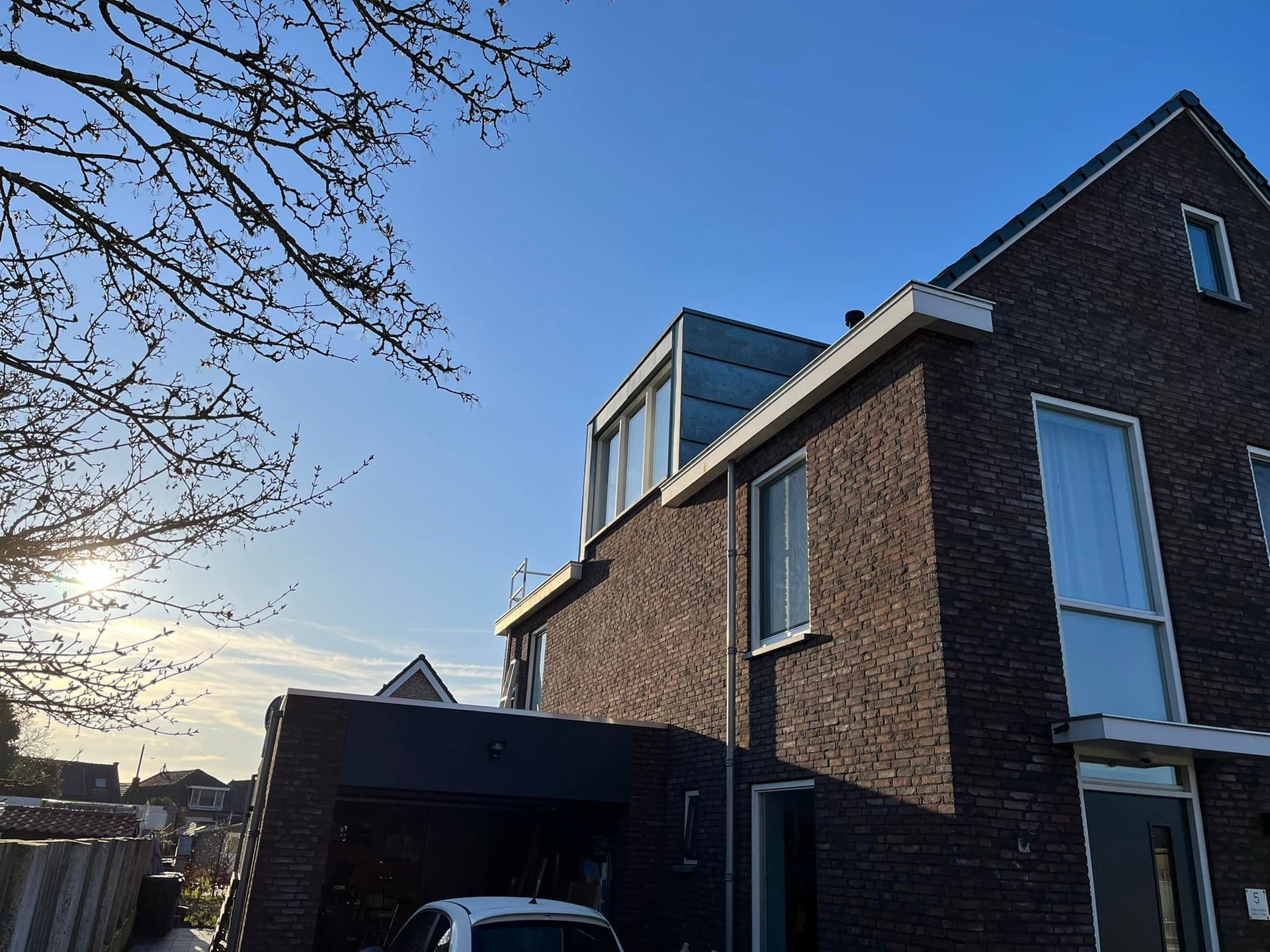 alle buiten kozijnen van wit naar een antraciet kleur geschilderd