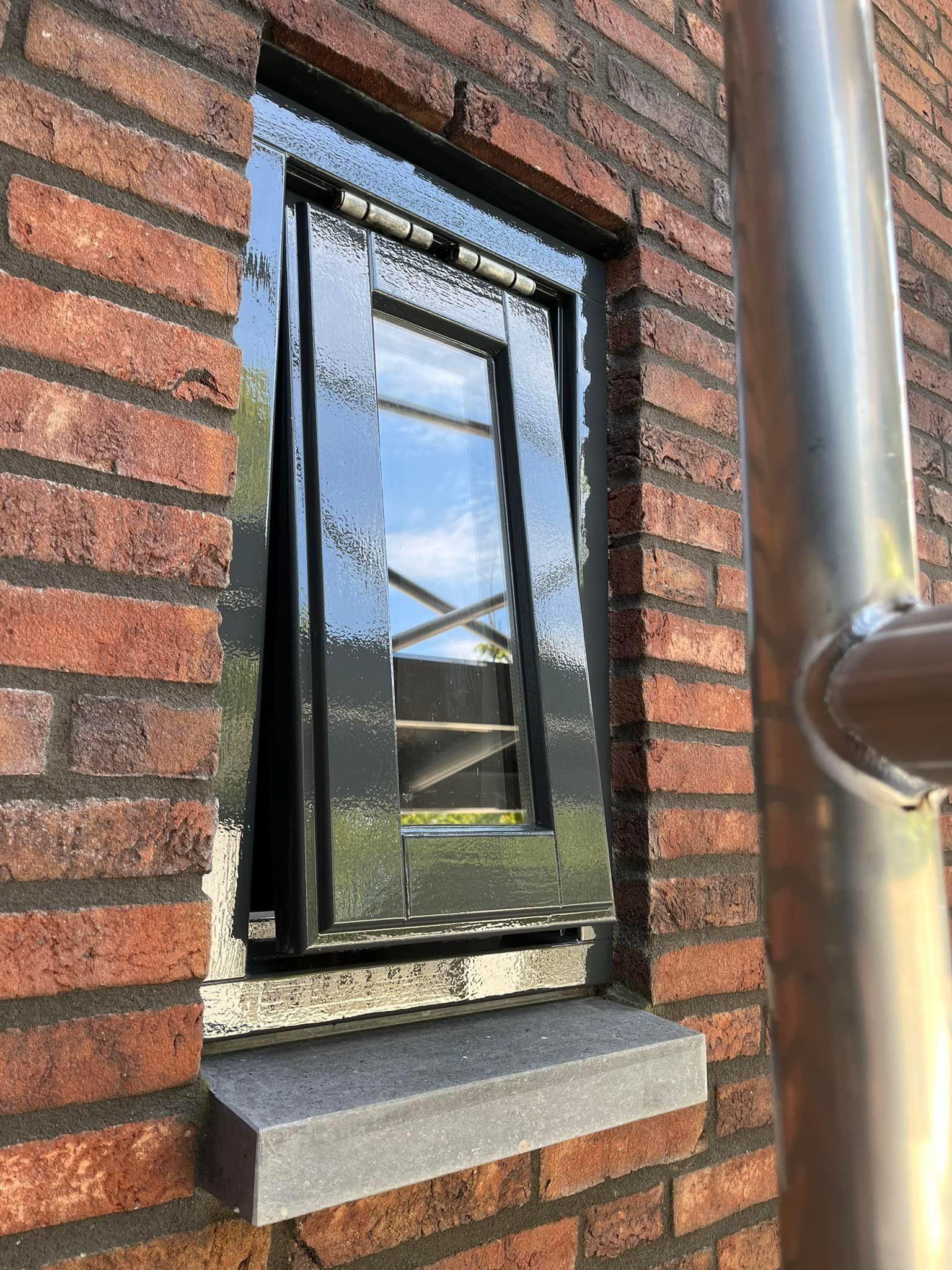 alle buiten kozijnen van wit naar een antraciet kleur geschilderd