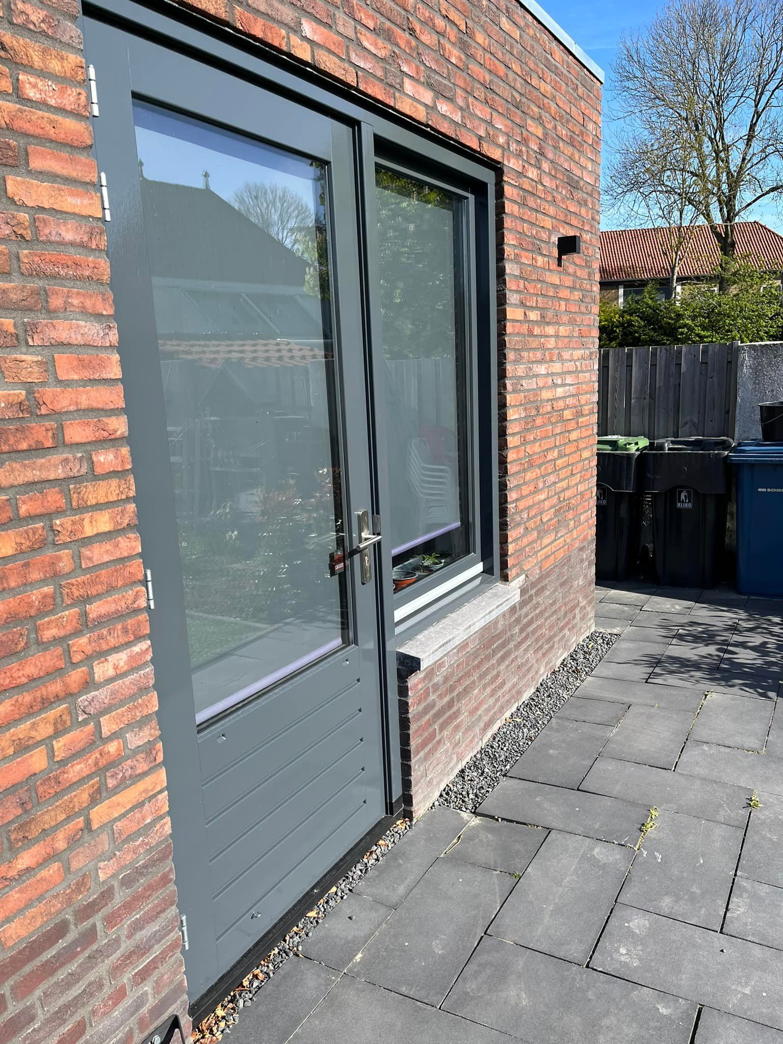 alle buiten kozijnen van wit naar een antraciet kleur geschilderd