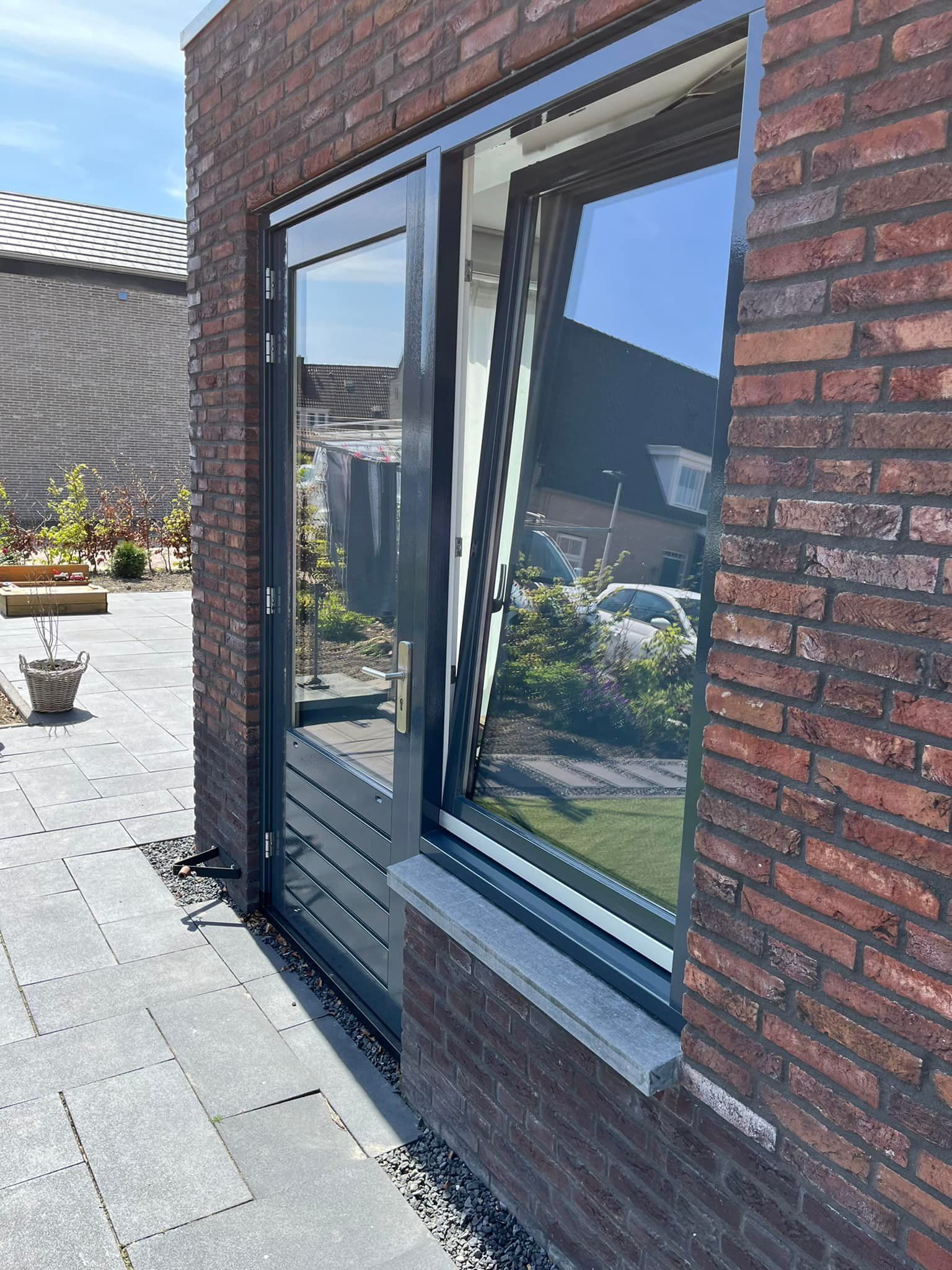 alle buiten kozijnen van wit naar een antraciet kleur geschilderd