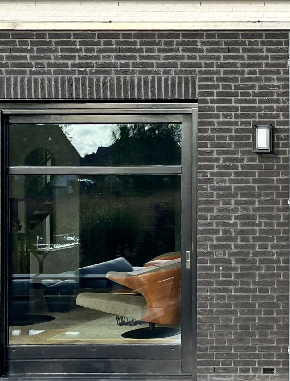 Voor deze prachtige villa in Sommelsdijk hebben we het exterieur naar een hoger niveau getild door alle gevelkozijnen en deuren te voorzien van een strakke, zwarte afwerking.