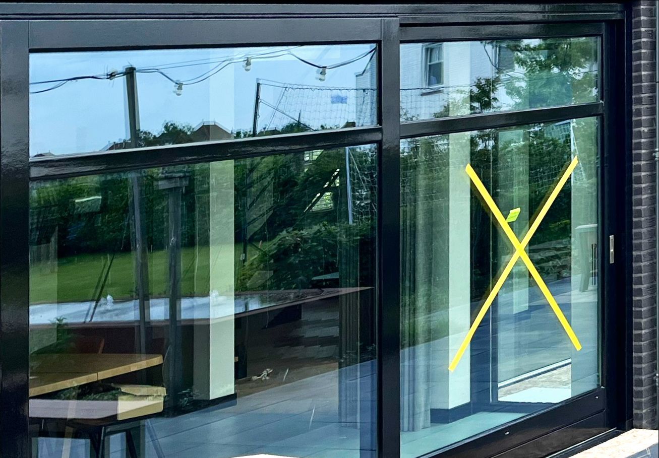 Voor deze prachtige villa in Sommelsdijk hebben we het exterieur naar een hoger niveau getild door alle gevelkozijnen en deuren te voorzien van een strakke, zwarte afwerking.