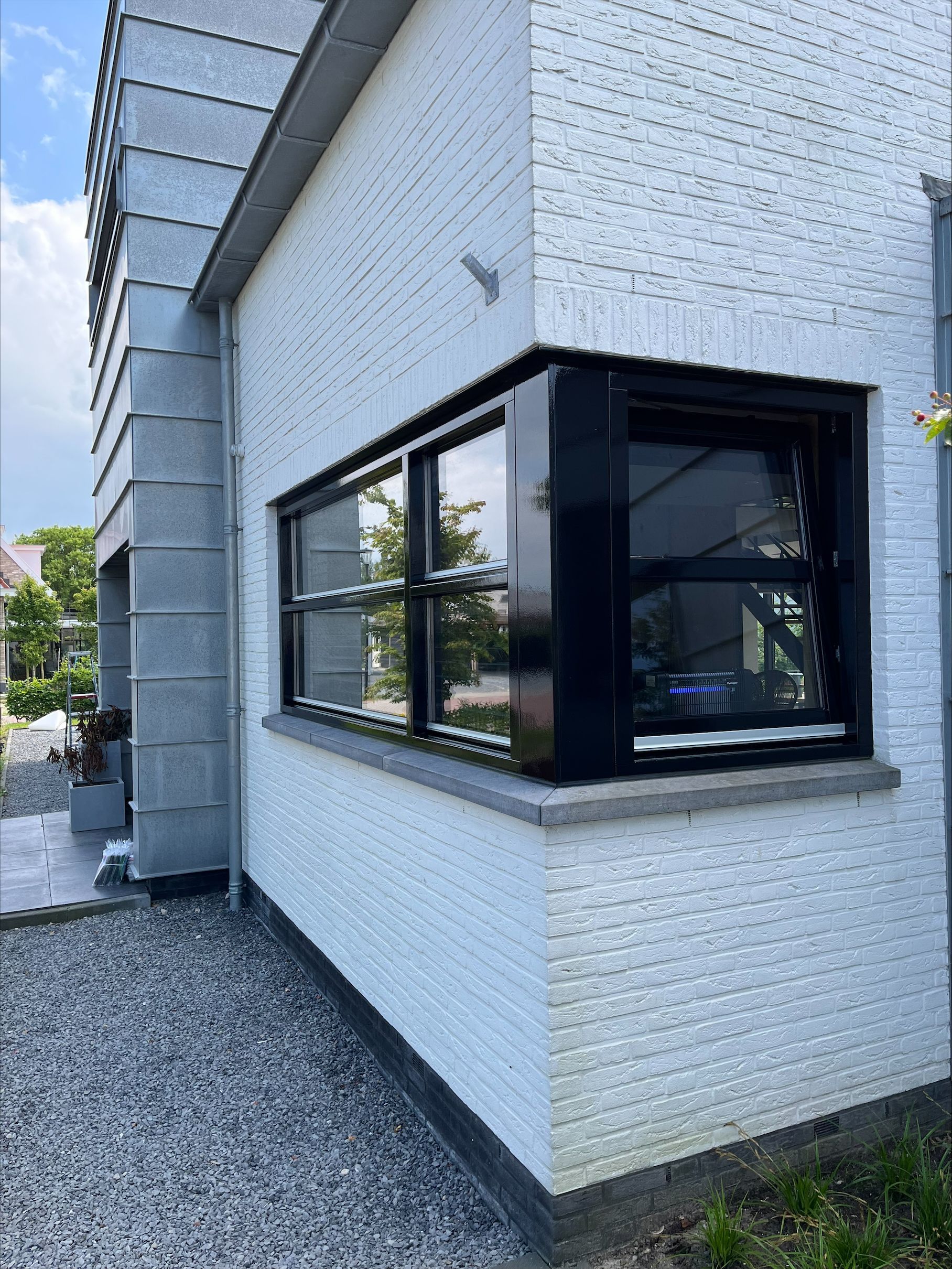 Voor deze prachtige villa in Sommelsdijk hebben we het exterieur naar een hoger niveau getild door alle gevelkozijnen en deuren te voorzien van een strakke, zwarte afwerking.