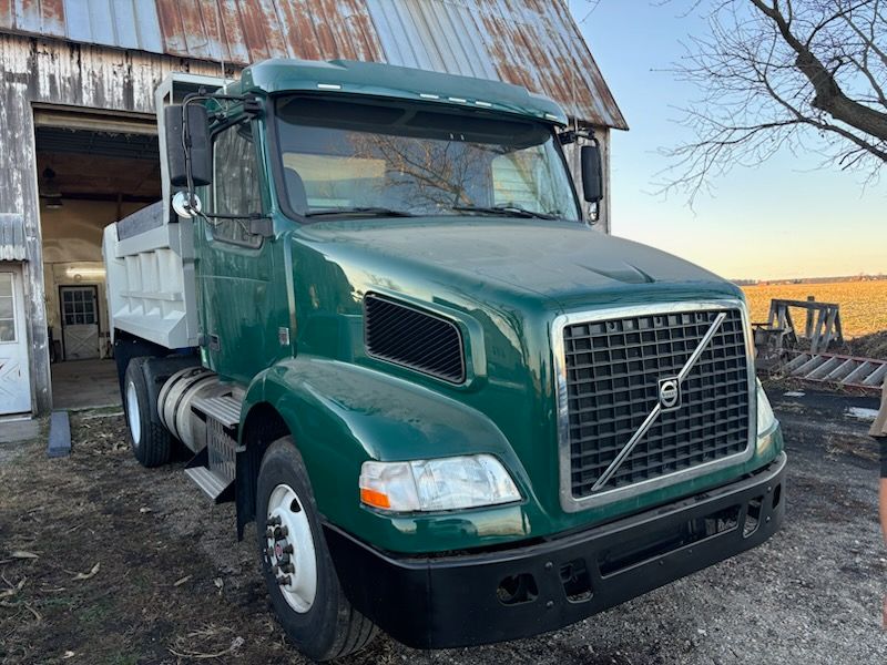 2016 Volvo VNM42T Daycab, D11, 365HP, Eaton 10 speed,  543,416 miles, 12K fronts, 21,660 rears, air ride, single axle, 11R22.5 tires, steel wheels, NEW dump bed,