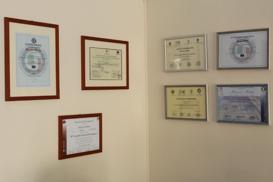attestati di agenzia investigativa appesi alle pareti