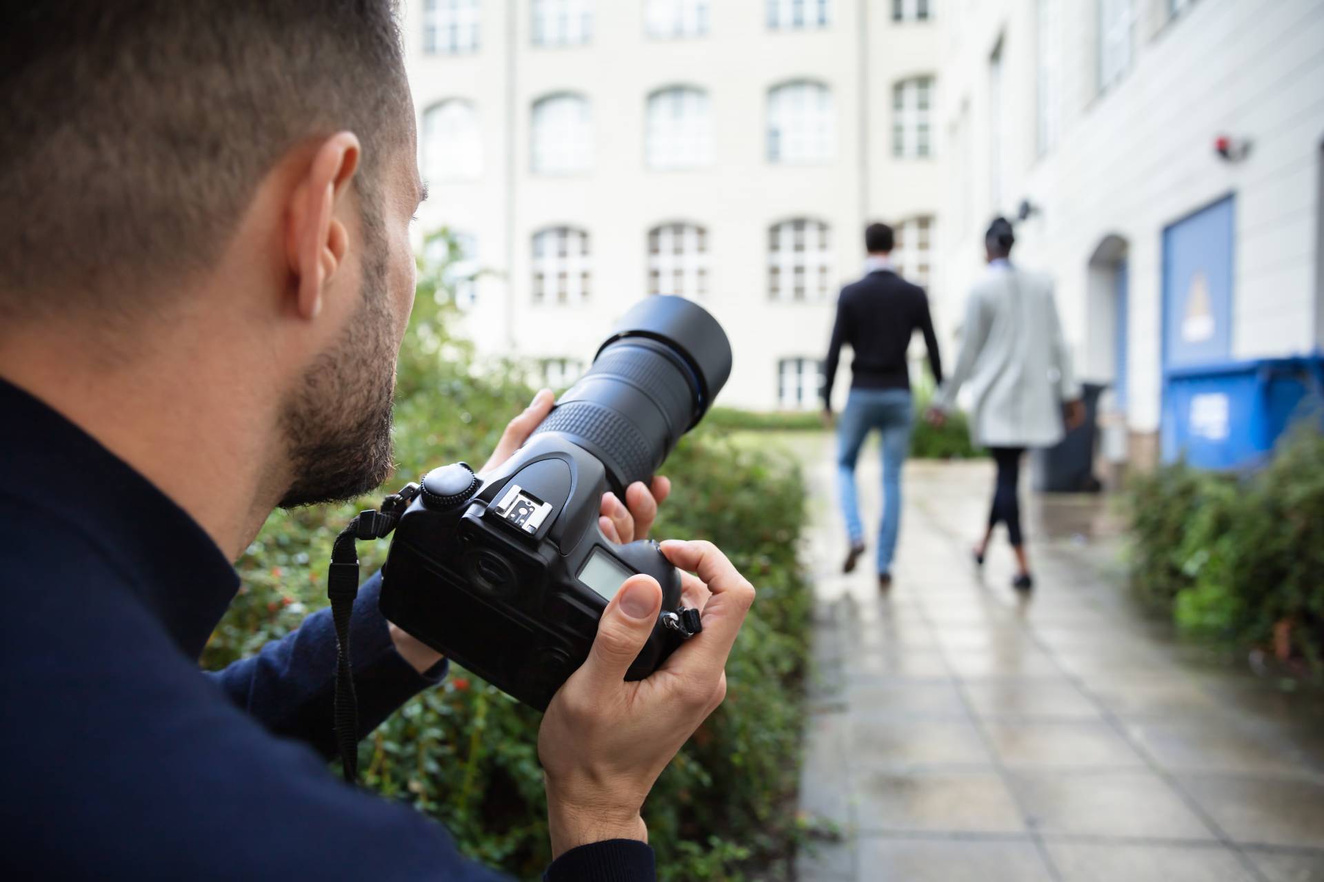 investigatore che fotografa una coppia