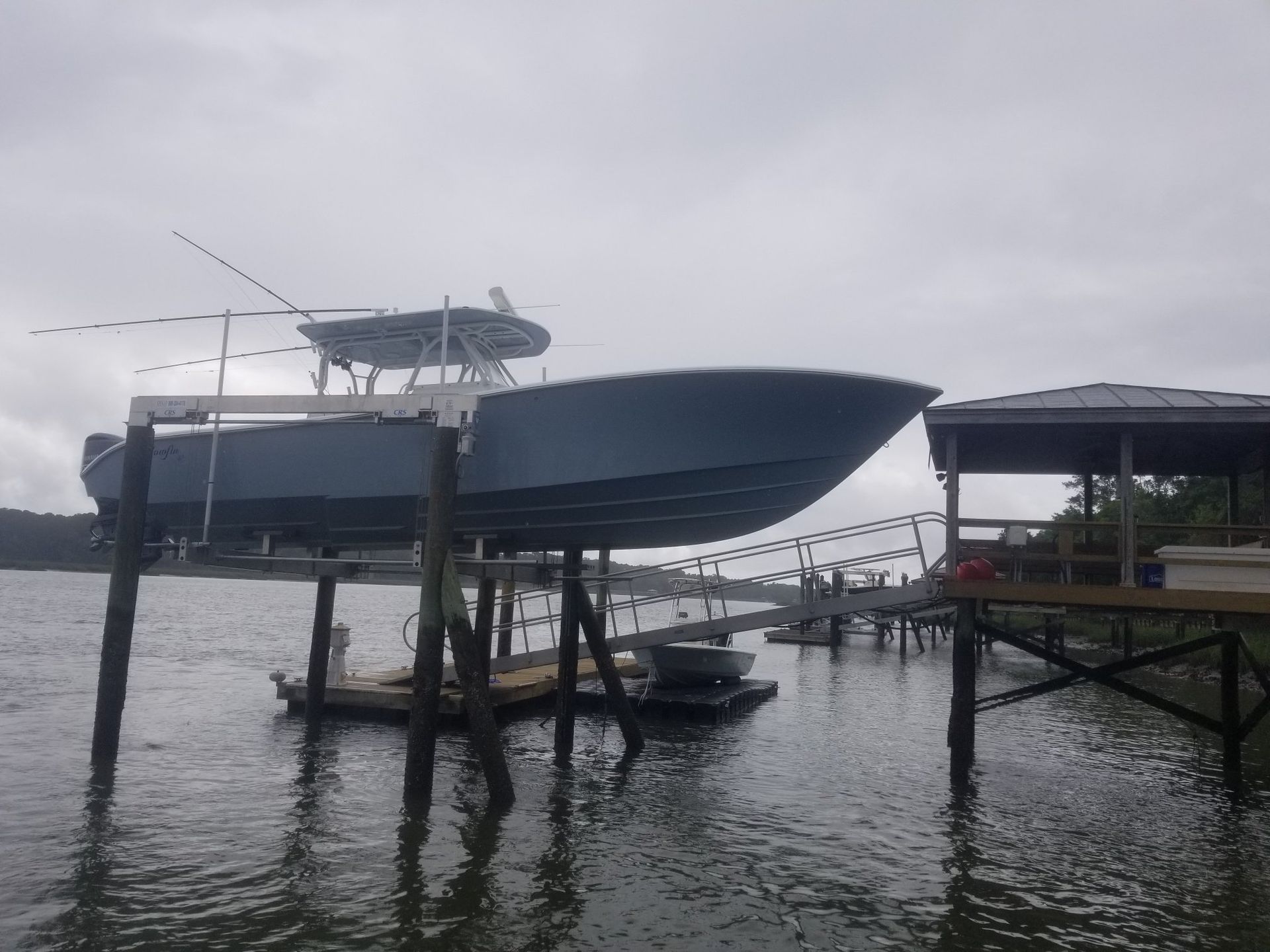 A boat is sitting on top of a boat lift in the water.