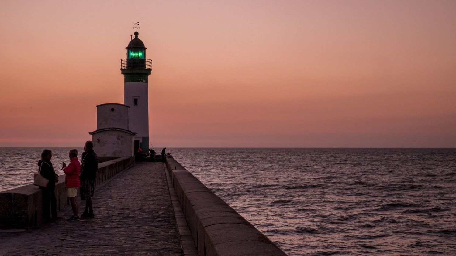 Un phare pendant le couché du soleil