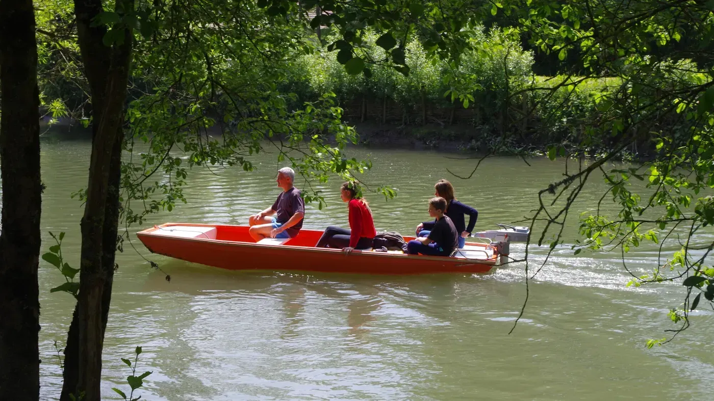 Balade en barque sur une rivière sur la Côte d'Opale