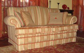 Divano antico con fodera a righe