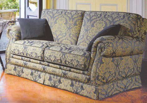 Elegante divano con arabeschi