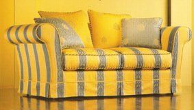Divano giallo a righe