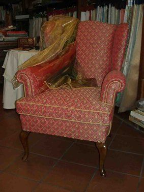 Poltrona fantasia sui toni del rosso