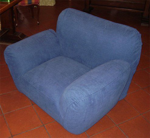 Poltrona blu imbottita