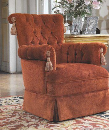 Poltrona con nappe color oro