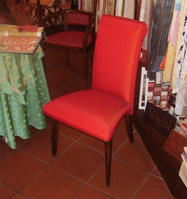 Sedia foderata in pelle rossa