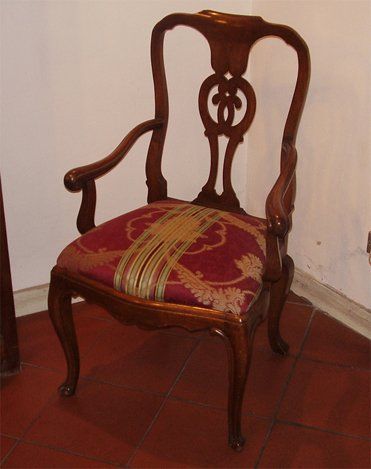 Sedia in legno con cuscino foderato