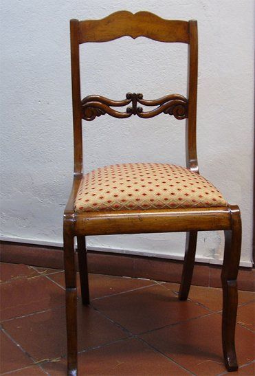 Graziosa sedia in legno con cuscino