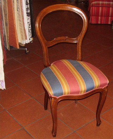 Sedia con cuscino a righe