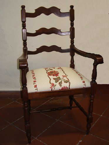 Sedia con braccioli in legno