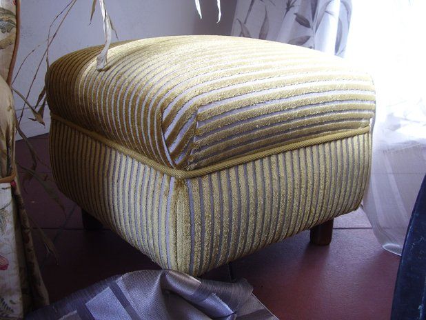 Pouff imbottito con piedi in legno