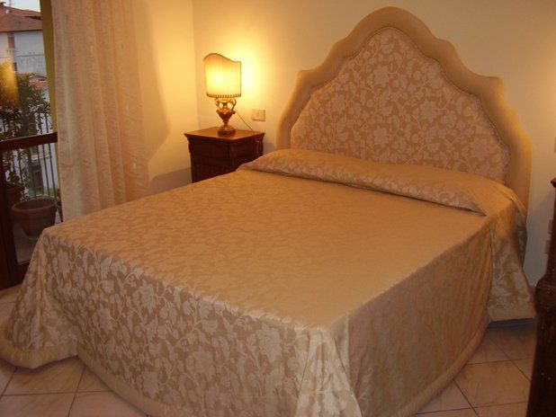 Letti con fodera damascata