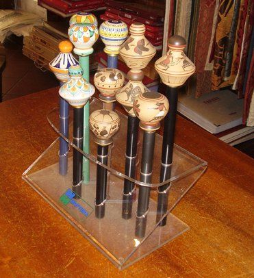 Bastoni con elementi decorativi