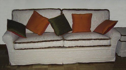 divano con cuscini colorati