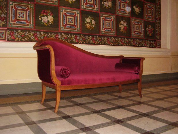 Divanetto in stile romano