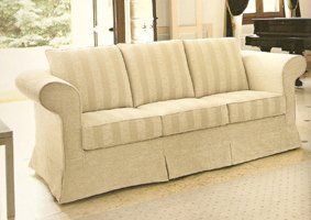 Divano classico con braccioli