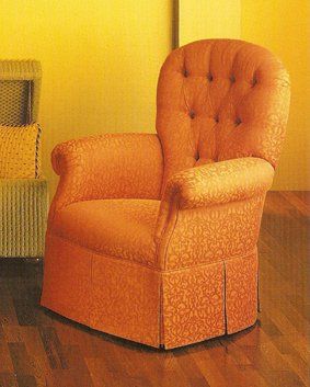 Poltrona arancione con schienale imbottito