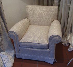 Comoda poltrona con braccioli imbottiti