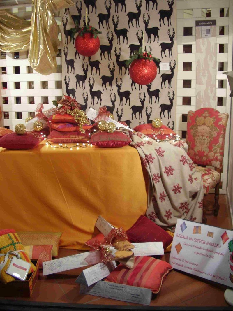 Vetrina creativa con creazioni tessili