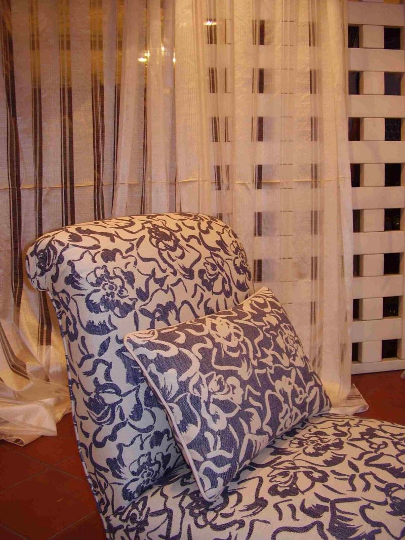 Poltrona foderata in esposizione nello showroom