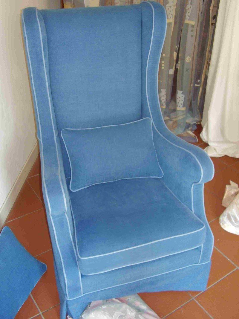 Poltrona azzurra esposta