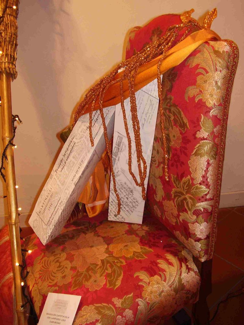 Poltrona arancione in esposizione