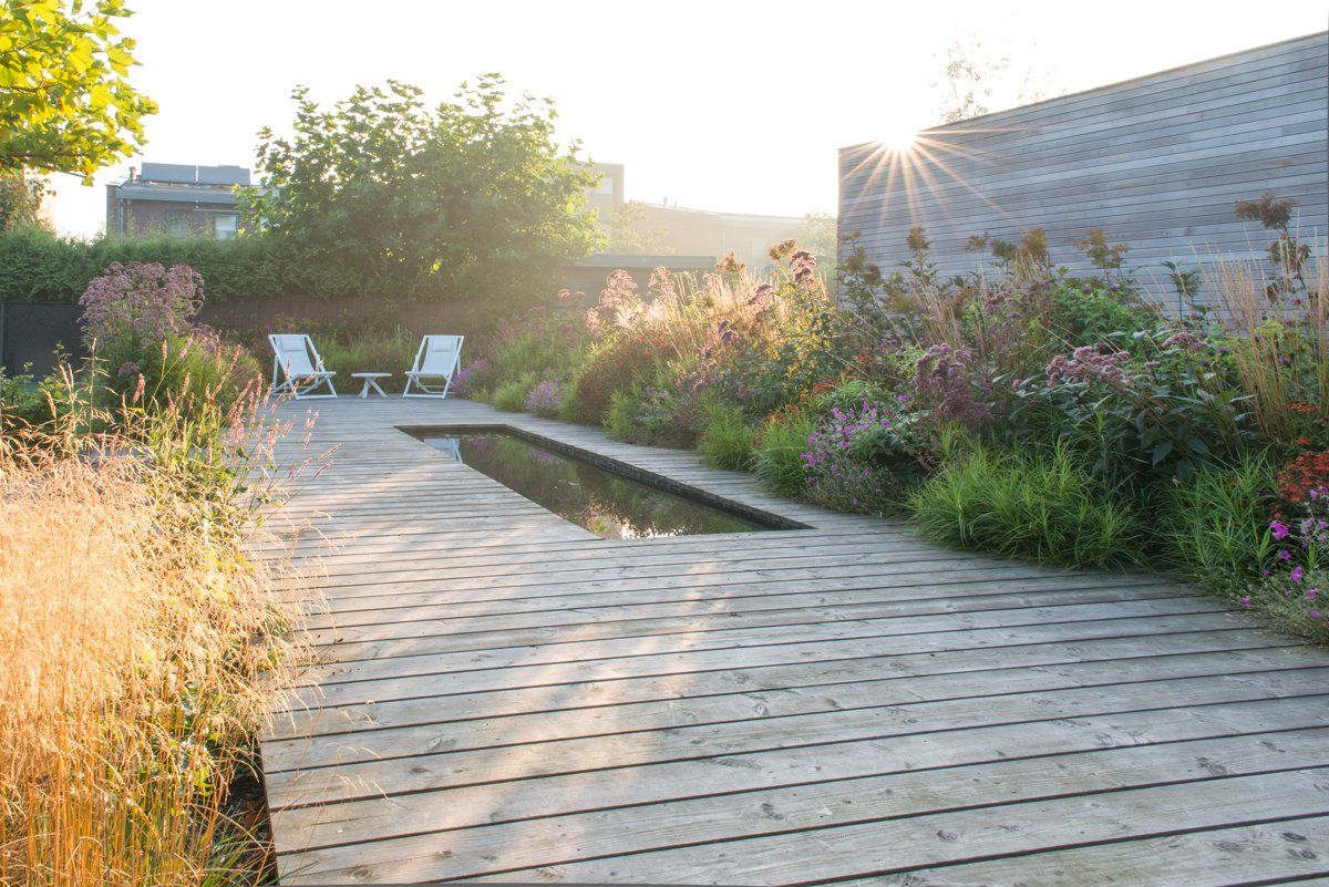 Natuurlijke beplating icm strakke vijver en vlonder terras